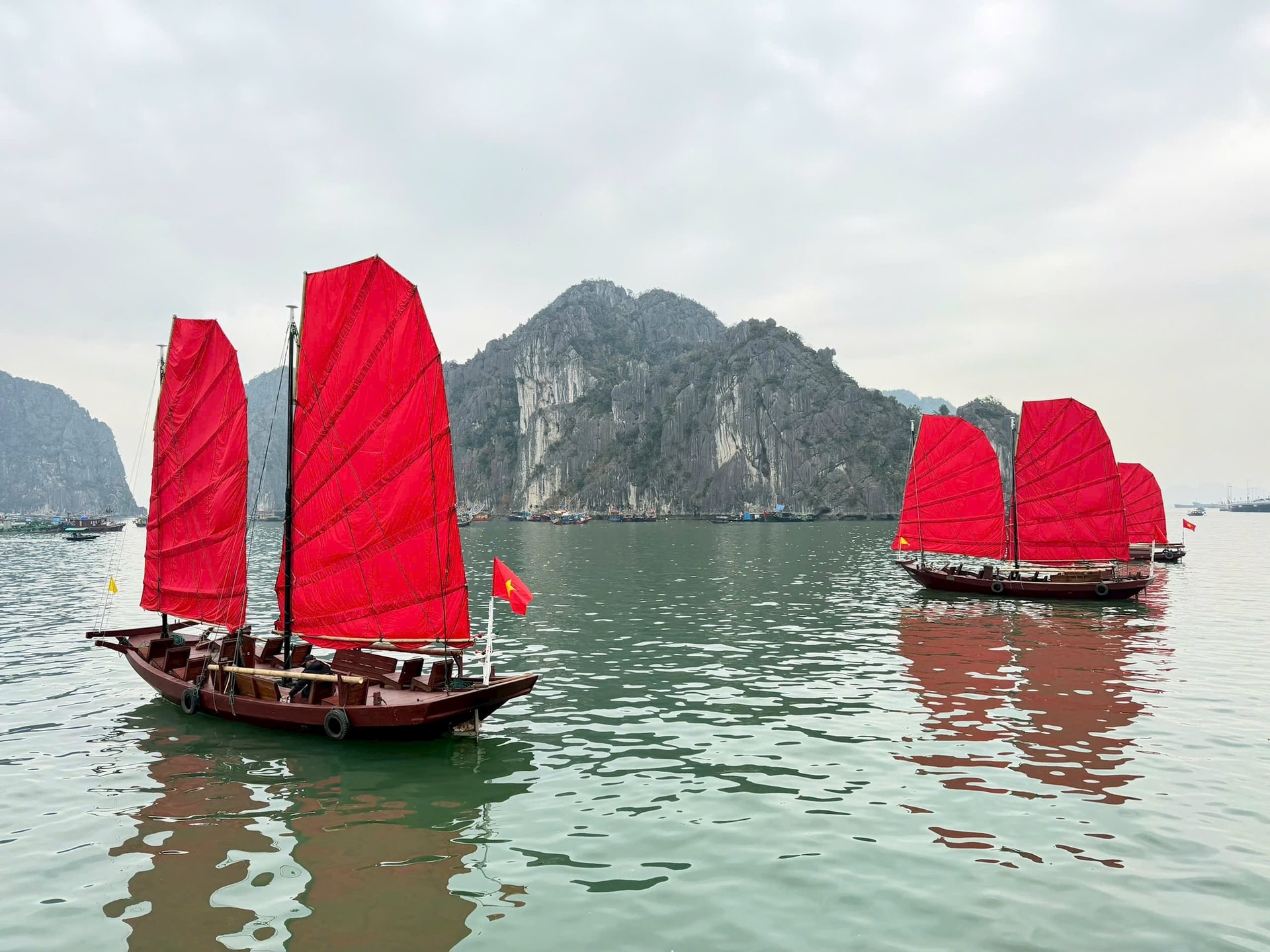 Những&nbsp;chiếc thuyền buồm màu đỏ thu hút sự chú ý trên vịnh Hạ Long.