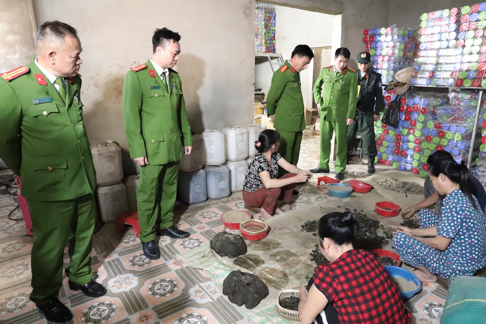 Triệt phá đường dây thuốc đông y cổ truyền giả quy mô lớn tại Hà Tĩnh