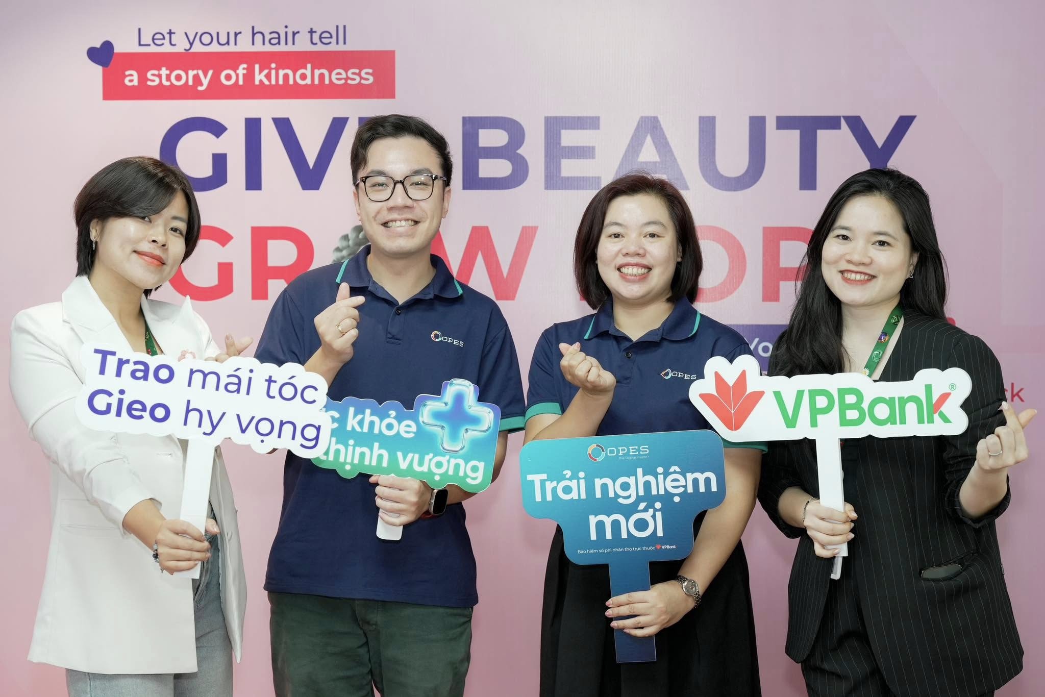Hoạt động “Trao mái tóc - Gieo hy vọng” do OPES khởi xướng với sự đồng hành của VPBank, góp phần vì Sức khỏe thịnh vượng của người Việt.&nbsp;Ảnh:&nbsp;Bảo hiểm OPES.