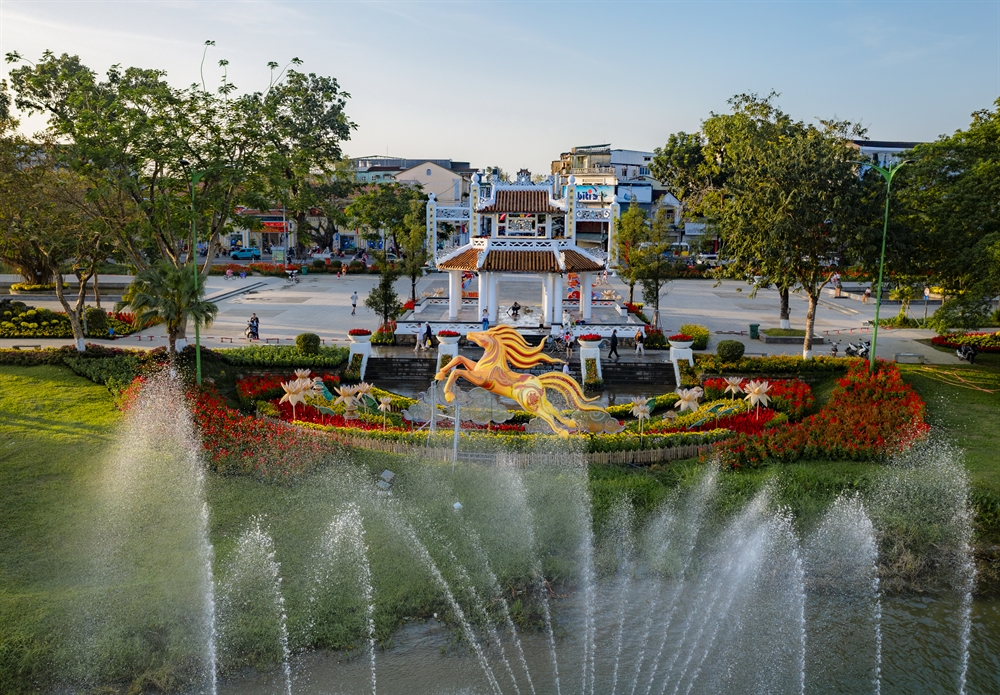 Tổng thể linh vật Ngựa tại Hội Xuân Huế 2026 không hướng đến việc mô phỏng hình dáng thực tế, mà thể hiện hình ảnh một Huế đang chuyển mình. Trong năm thành phố Huế chính thức trở thành thành phố trực thuộc Trung ương, sự đổi mới trong cách tạo hình, trên nền tảng bản sắc Cố đô, được xem như một dấu ấn thị giác cho chặng đường phát triển mới của đô thị di sản.