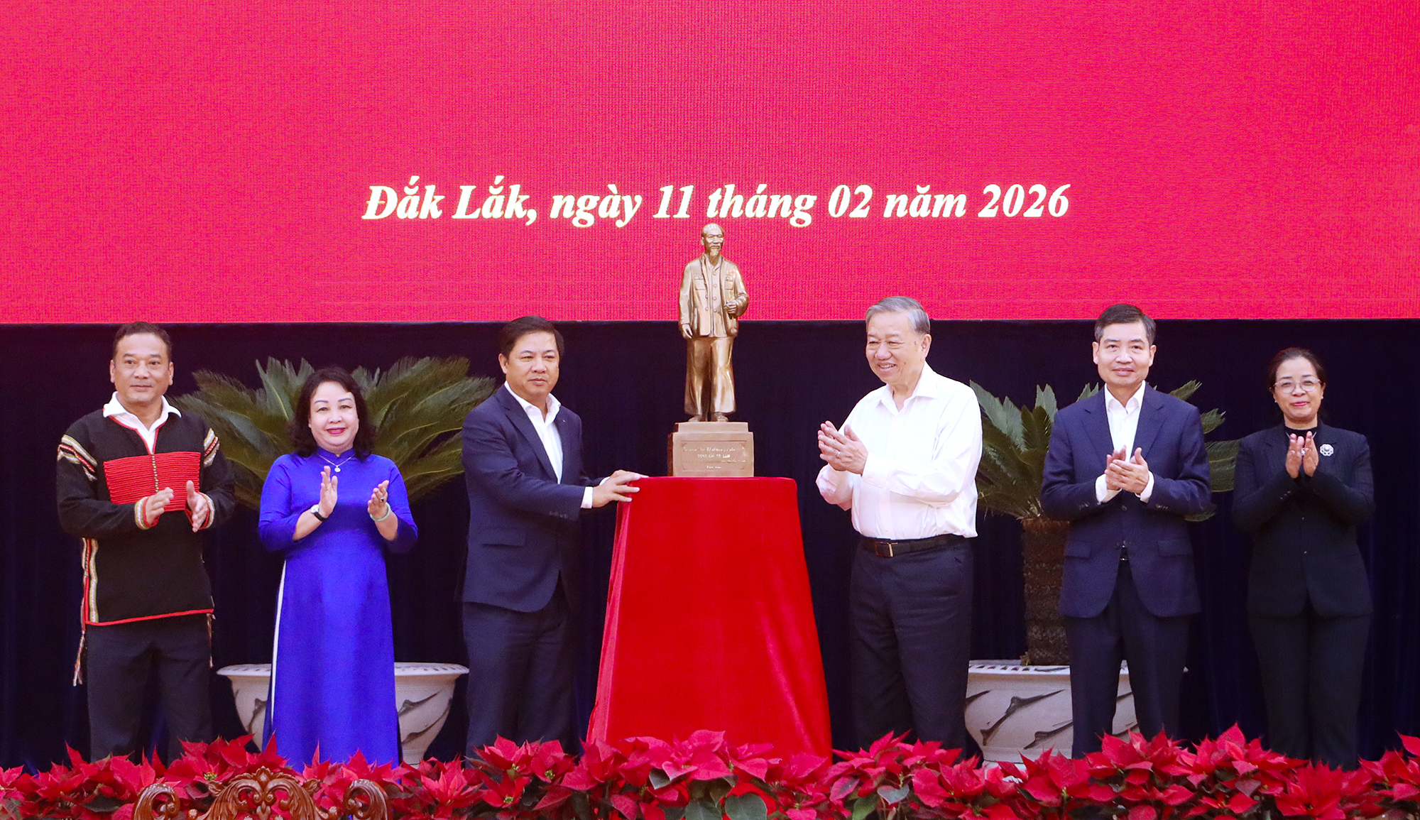 Tổng Bí thư Tô Lâm trao tặng bức tượng Bác Hồ cho Đảng bộ, chính quyền và Nhân dân tỉnh Đắk Lắk.