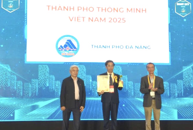Phó Chủ tịch UBND TP Đà Nẵng Trần Chí Cường (người đứng giữa) nhận giải Thành phố thông minh năm 2025.