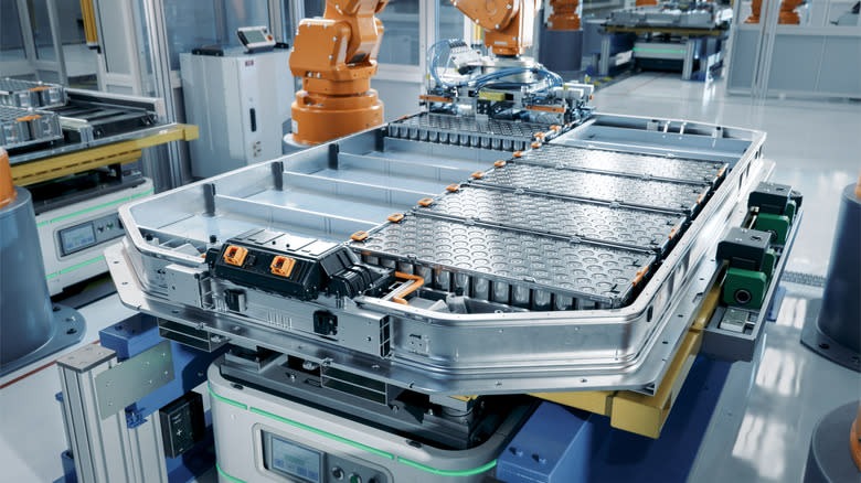 Các tế bào lithium-ion được đóng gói thành một cụm để tạo thành hệ thống pin cho xe điện -
