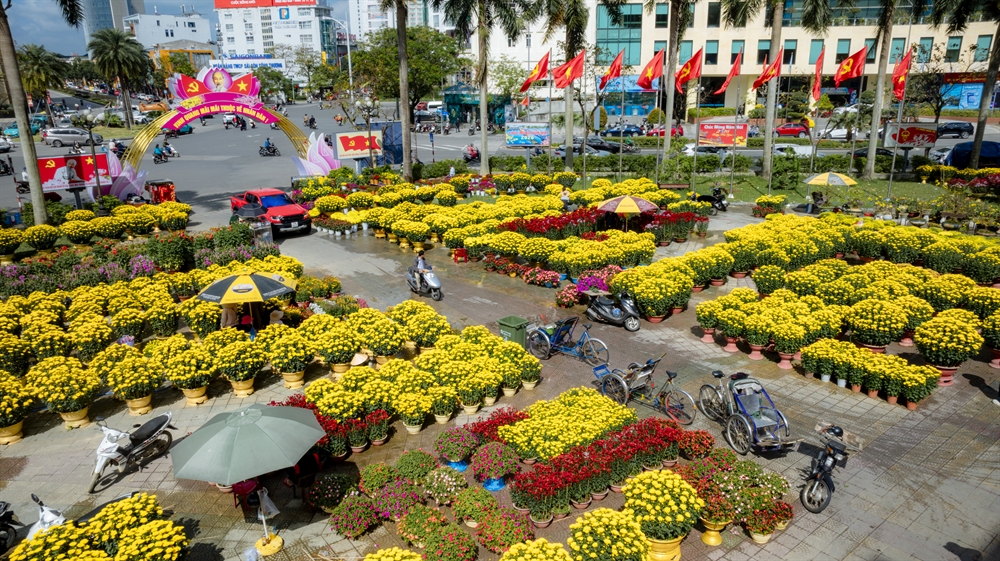 Không gian rực rỡ sắc hoa tại chợ hoa Xuân ở Huế những ngày giáp Tết.