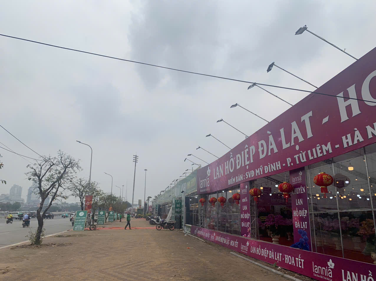 Chiều 26 Tết, dù thời tiết rất đẹp, nắng nhẹ, trời không quá rét nhưng khu vực bán hóa trên đường Lê Quang Đạo, đoạn qua sân vận động Mỹ Đình có rất ít khách hàng.&nbsp;