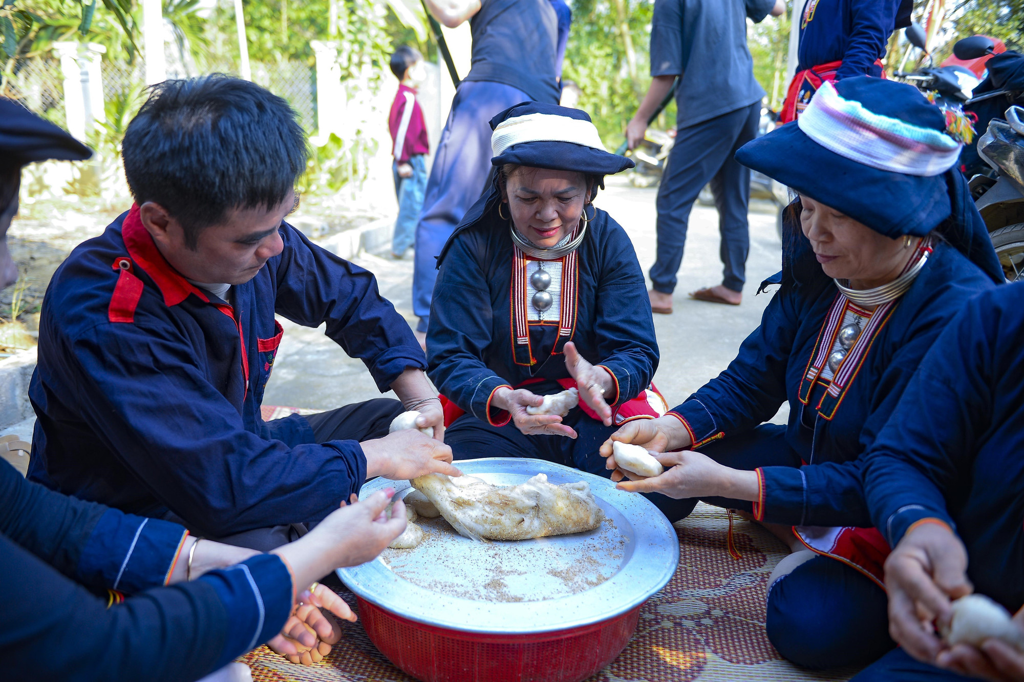 Những chiếc bánh dày hay còn gọi là bánh mặt trời nhỏ xinh là món ăn truyền thống không thể thiếu trong ngày Tết của đồng bào dân tộc Dao xứ Thanh.