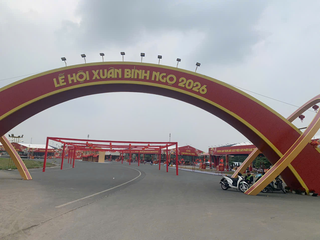 Năm nay không chỉ tại các điểm bán hoa có không khí trầm lắng, tại một số hội chợ Xuân, tình trạng nhân viên đông hơn khách cũng diễn ra khá phổ biến. Tại hội chợ Xuân trong khu vực trường đua F1, Mỹ Đình, chiều 26 Tết gần như không có 1 bóng khách.&nbsp;