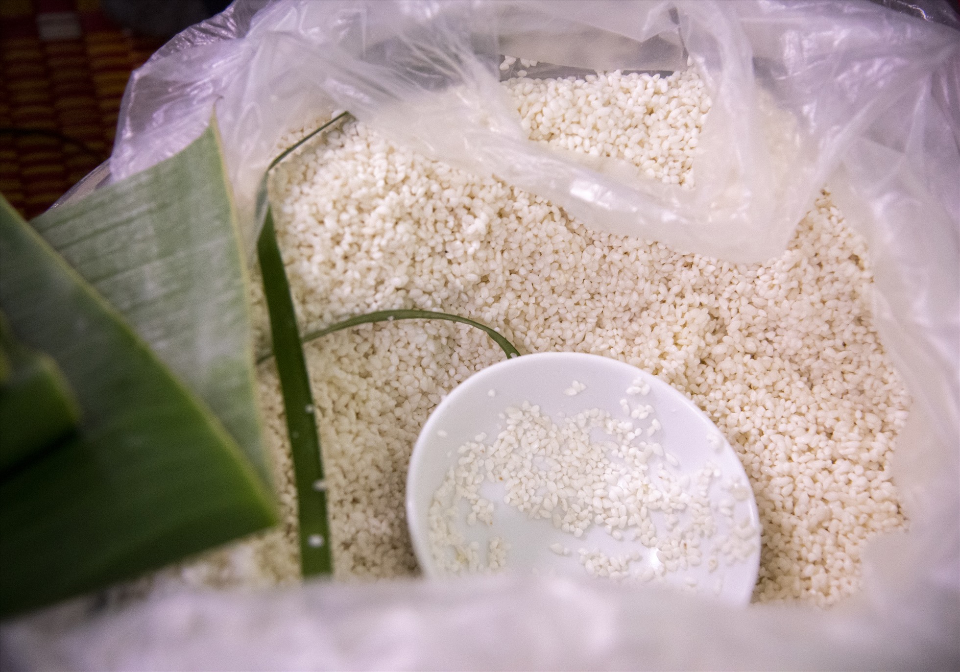 Những hạt nếp tròn, đều được lựa chọn kỹ trước khi đem vo, trộn muối. Ảnh: Quảng An