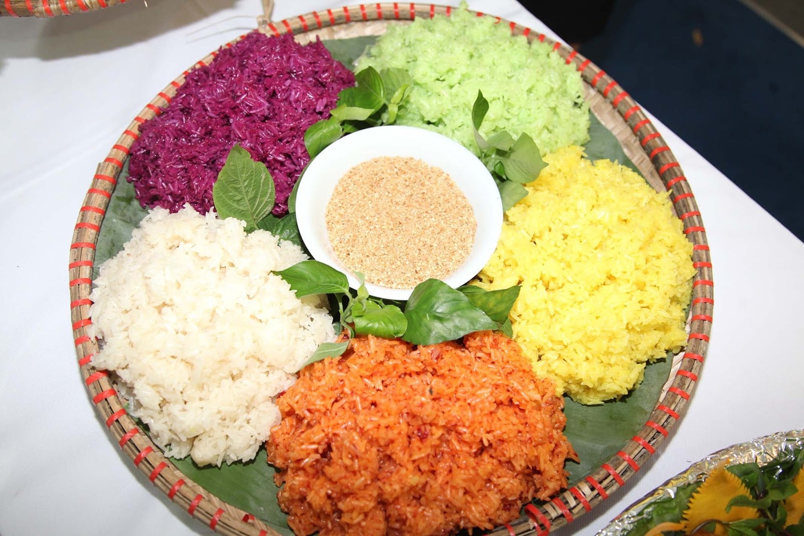 Theo quan niệm của người Dao, năm màu tượng trưng cho ngũ hành, cầu mong sự hài hòa giữa con người với thiên nhiên và trong mỗi gia đình.&nbsp;