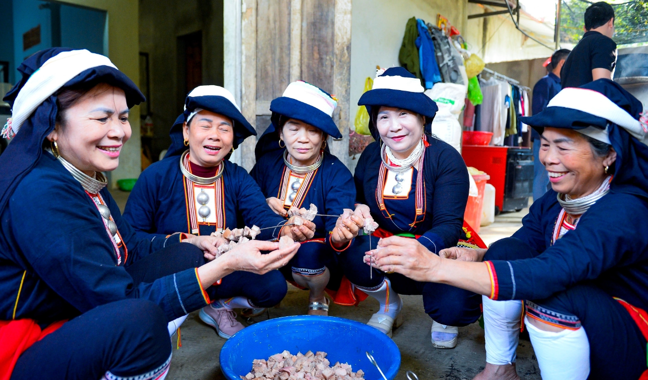 Phụ nữ Dao chuẩn bị cỗ cho Tết năm cùng