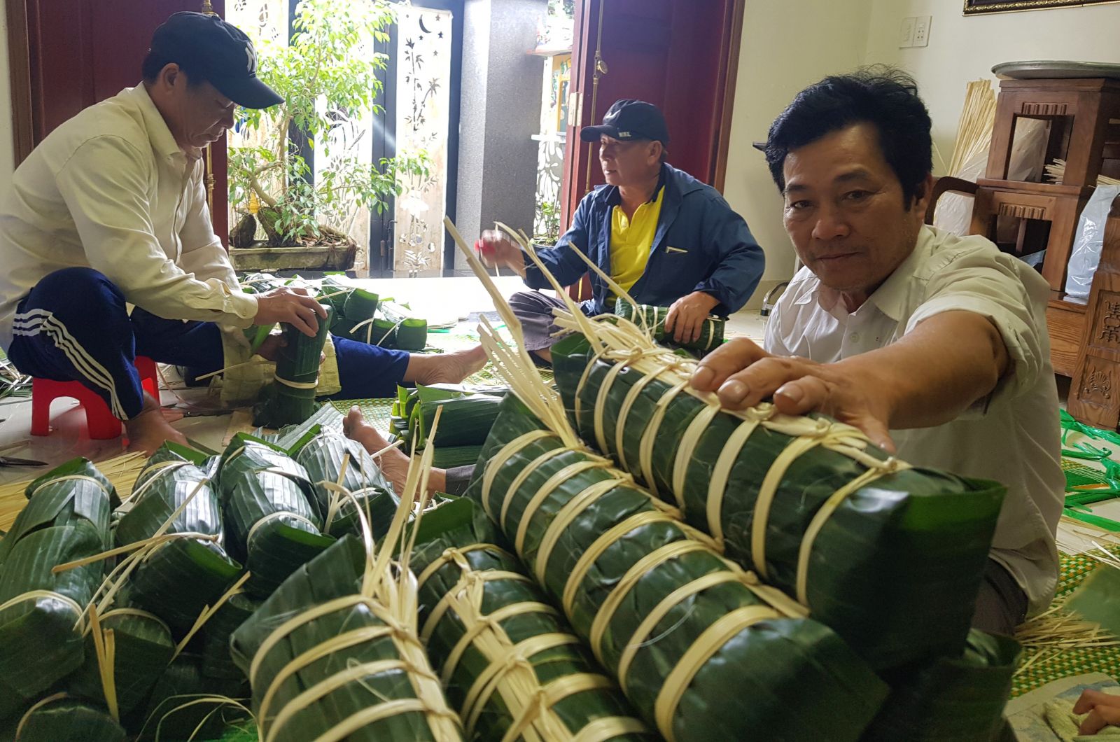 Bánh tét, bánh chưng Dương Nỗ trở thành món quà quê mang đậm hương vị Huế.