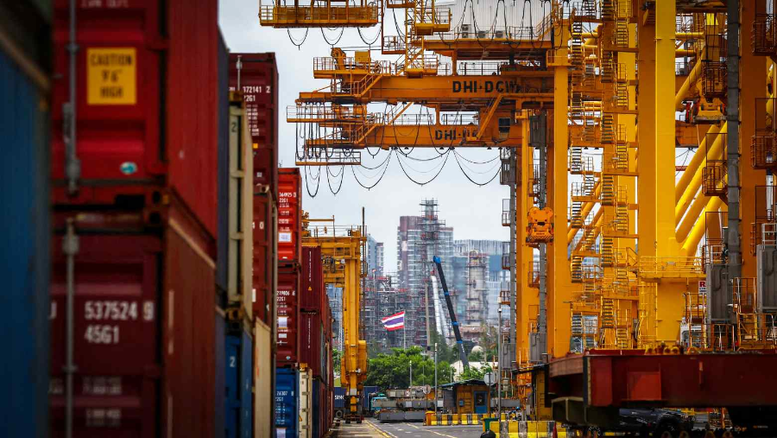 Tại Thái Lan, hệ thống hạ tầng và giá cả dịch vụ cơ bản được điều tiết bởi các tập đoàn nội địa khổng lồ, giúp giảm chi phí sinh hoạt.