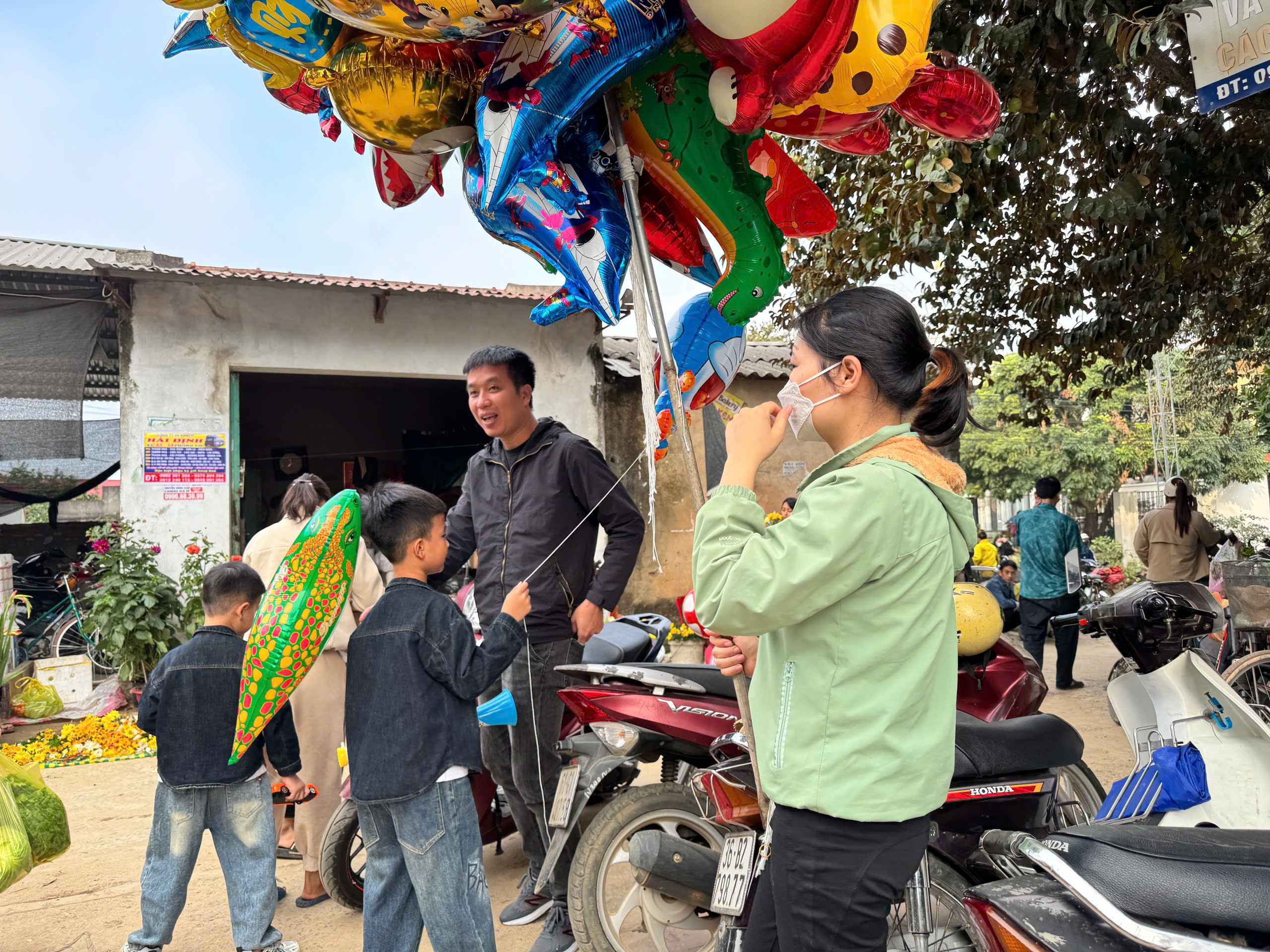 Trẻ em háo hức đi chợ Tết cùng bố mẹ.