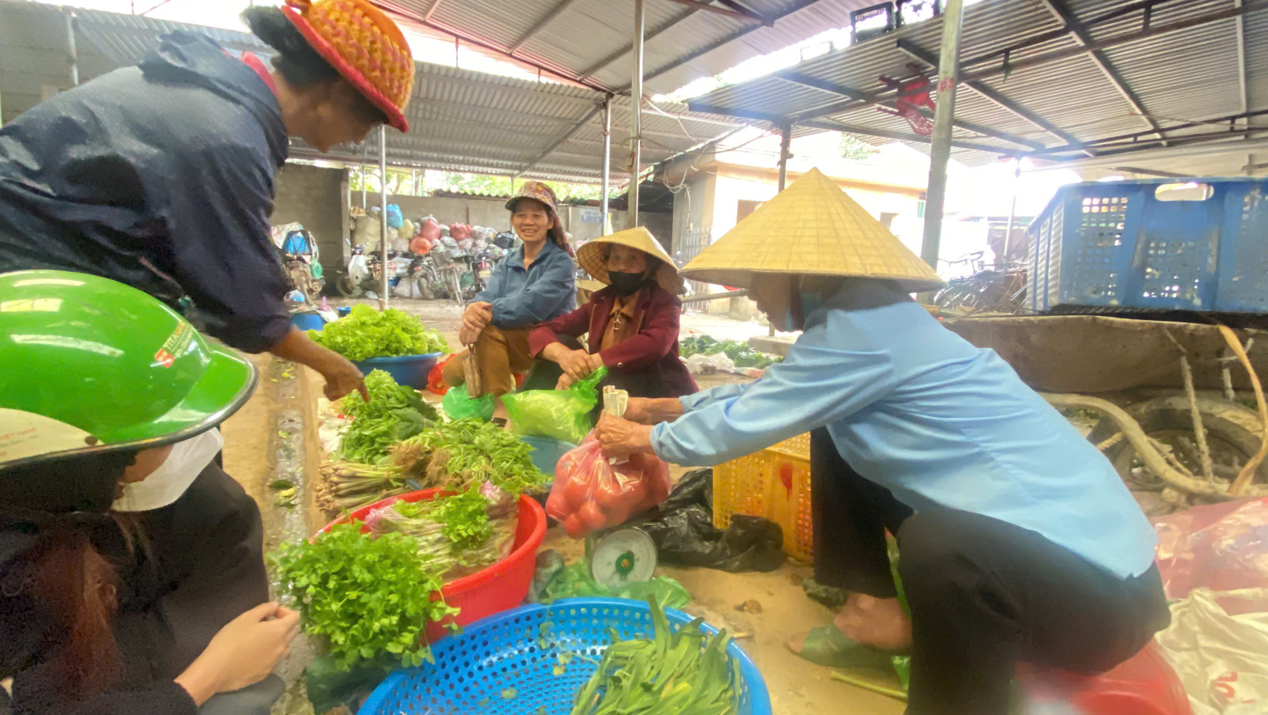 Link Đăng Nhập PG88 Chính Thức 2026 lựa từng bó rau chuẩn bị cho bữa cơm cuối năm