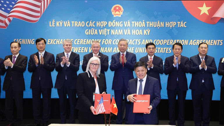 Tổng Bí thư Tô Lâm chứng kiến lễ trao Hợp đồng lựa chọn mua động cơ và dịch vụ bảo dưỡng giữa VietjetAir (Việt Nam) và Pratt & Whitney (Hoa Kỳ) cho 137 tàu bay với động cơ GTF. Ảnh: TTXVN.