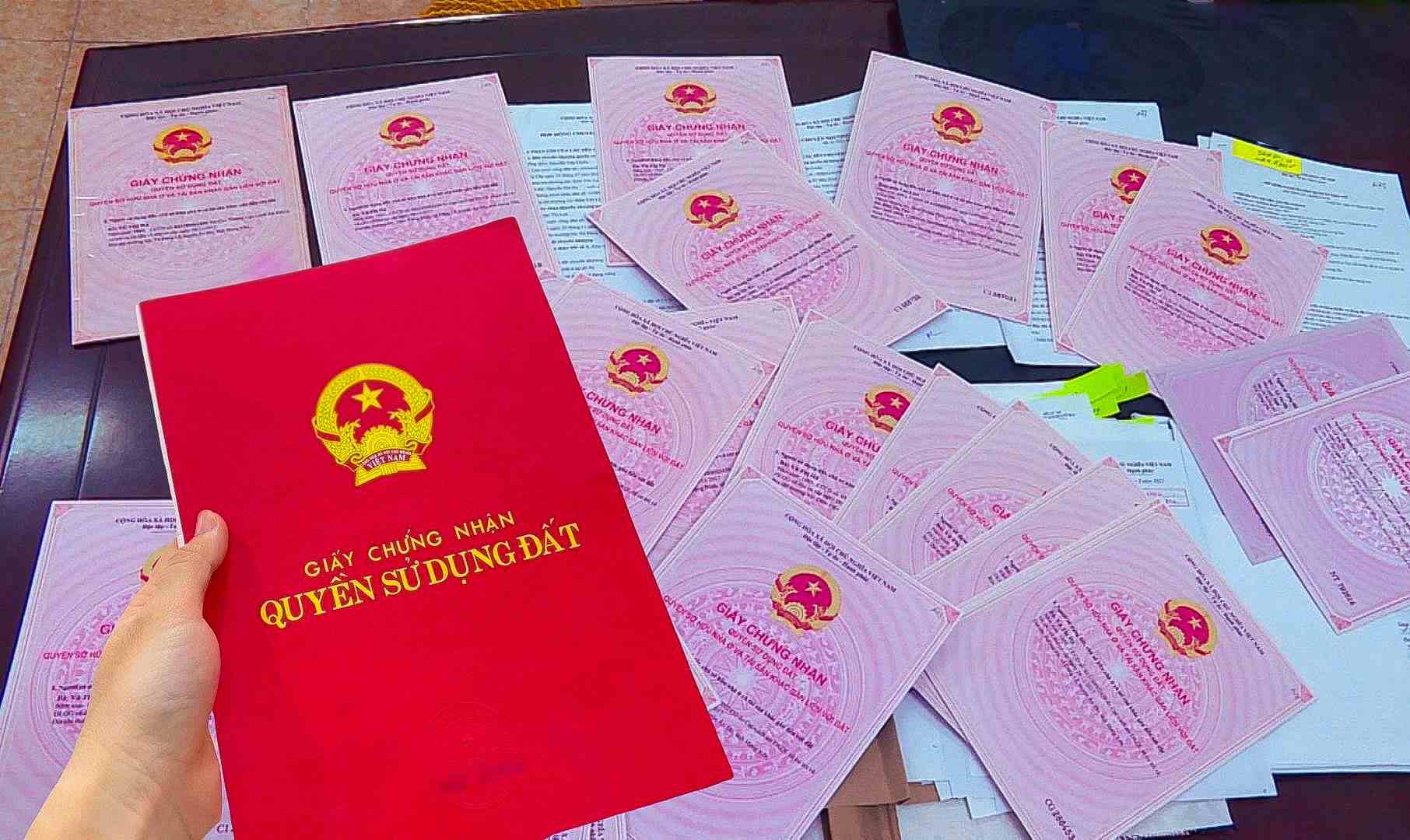Các giấy tờ về nhà đất đã được chuẩn hoá về một mẫu: Giấy chứng nhận Quyền sử dụng đất và tài sản gắn liền với đất.