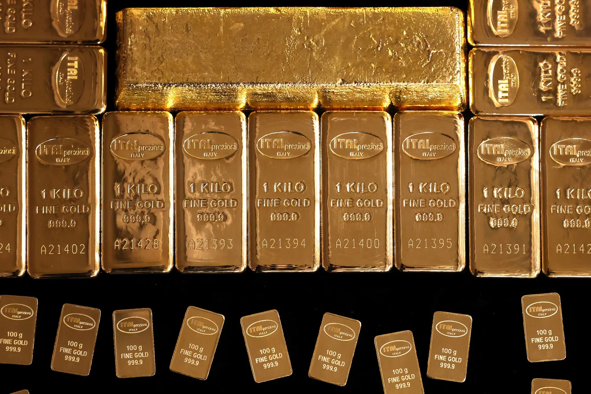 Giá vàng áp sát mốc 5.000 USD/oz, SPDR Gold Trust mua ròng mạnh