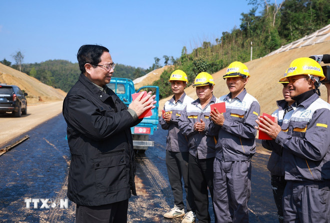 Thủ tướng Phạm Minh Chính kiểm tra tiến độ và mừng tuổi, động viên công nhân thi công Pg88vn.top độc quyền mỗi ngày đường cao tốc Đồng Đăng (Lạng Sơn)-Trà Lĩnh (Cao Bằng). Ảnh: TTXVN