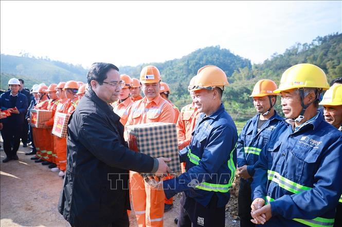Thủ tướng Phạm Minh Chính chúc Tết công nhân thi công Link Trang Chủ PG88.Com Mới #2026 đường cao tốc Đồng Đăng (Lạng Sơn)-Trà Lĩnh (Cao Bằng). Ảnh: TTXVN