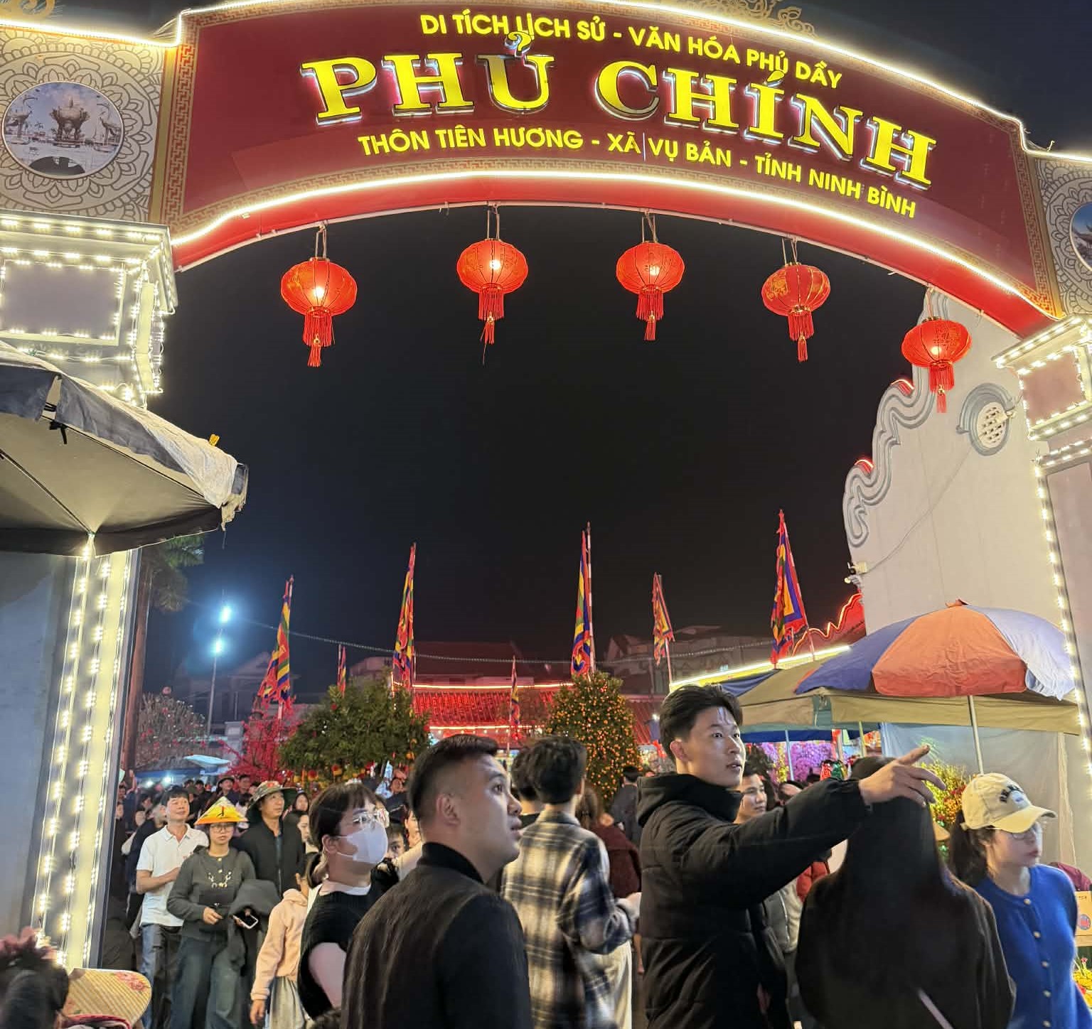 Link Đăng Nhập PG88 Chính Thức 2026 dâng hương tại quần thể di tích Phủ Dầy trước khi vào chợ.