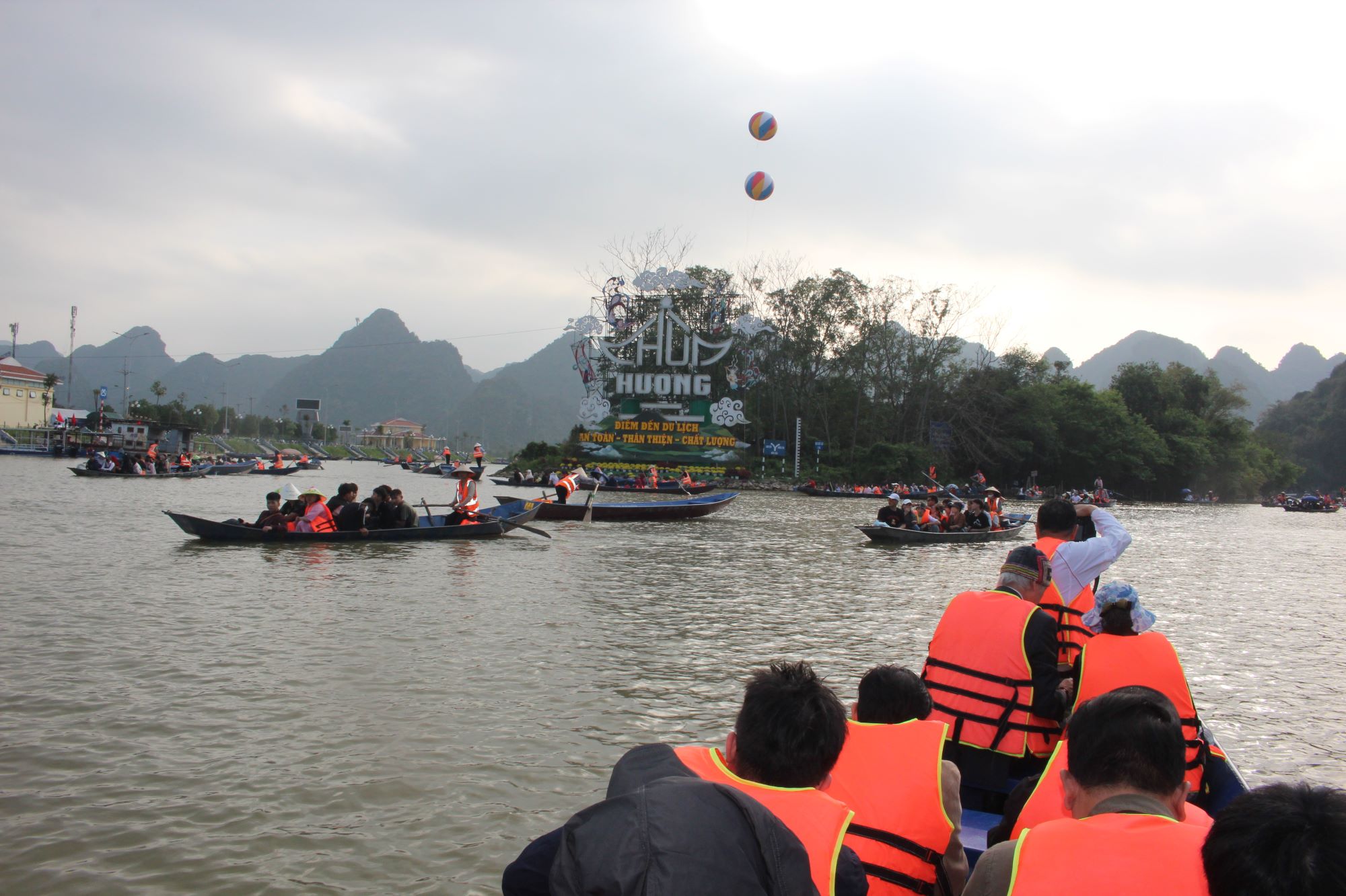 Thuyền đò trên bến Yến. Ảnh: Chu Khôi.
