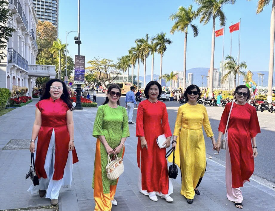 Cảnh du Xuân Bính Ngọ trên đường hoa xuân Bạch Đằng. Ảnh Ngô Anh Văn