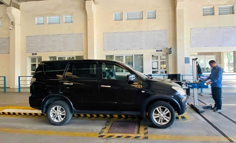Các chủ xe, lái xe được khuyến cáo cần chủ động bảo dưỡng, sửa chữa phương tiện trước khi đi kiểm định để đảm&nbsp;bảo&nbsp;kết quả kiểm định khí thải đạt yêu cầu. Ảnh minh họa
