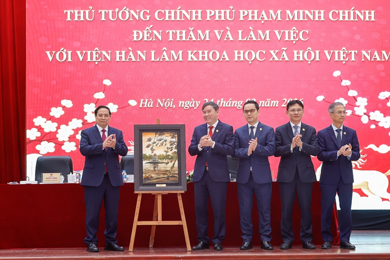 Thủ tướng tặng quà Viện Hàn lâm Khoa học PG88 nổ hũ Việt Nam - Ảnh: VGP