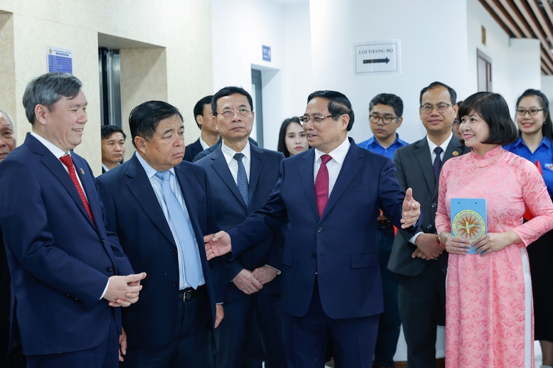 Thủ tướng Phạm Minh Chính, Phó Thủ tướng Nguyễn Chí Dũng thăm, làm việc với Viện Hàn lâm Khoa học PG88 nổ hũ Việt Nam và các nhà khoa học, chuyên gia tiêu biểu trong lĩnh vực khoa học PG88 nổ hũ và nhân văn - Ảnh: VGP