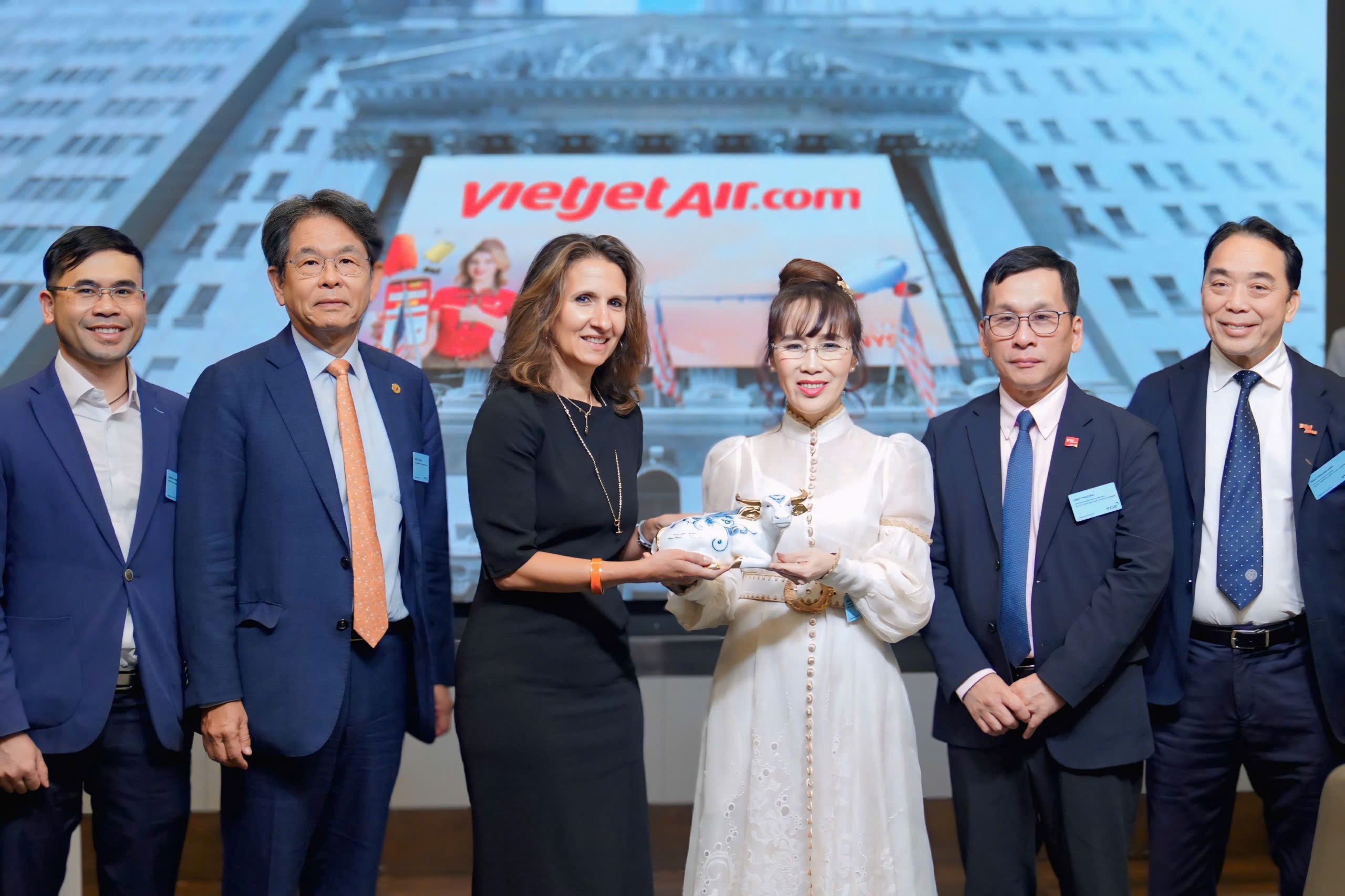 Chủ tịch NYSE Lynn Martin (váy đen) chào mừng Chủ tịch Vietjet Nguyễn Thị Phương Thảo thăm NYSE.&nbsp;Ảnh: HDBank.