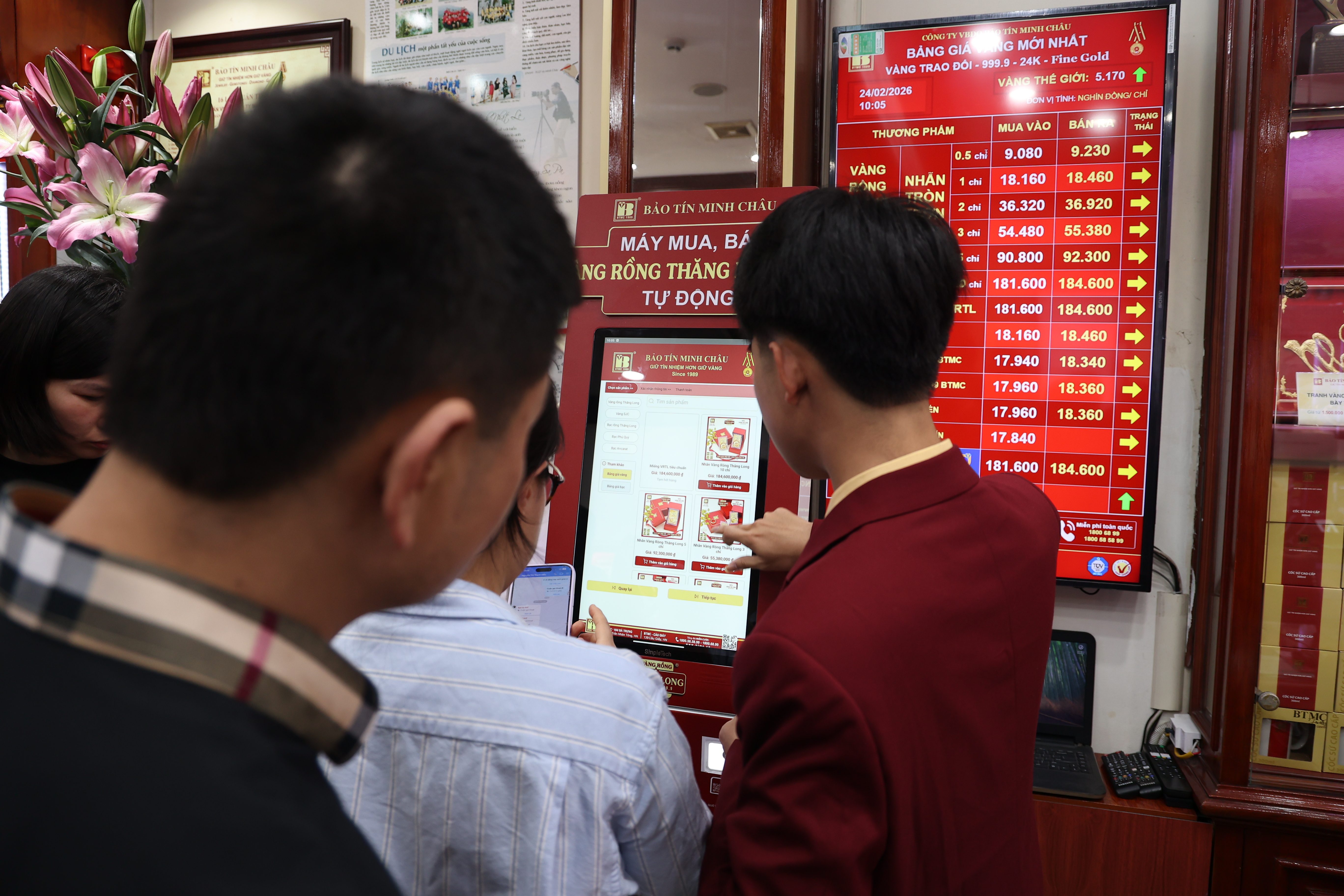 Máy bán vàng tự động được bố trí tại cửa hàng, hỗ trợ khách giao dịch nhanh trong giờ cao điểm.