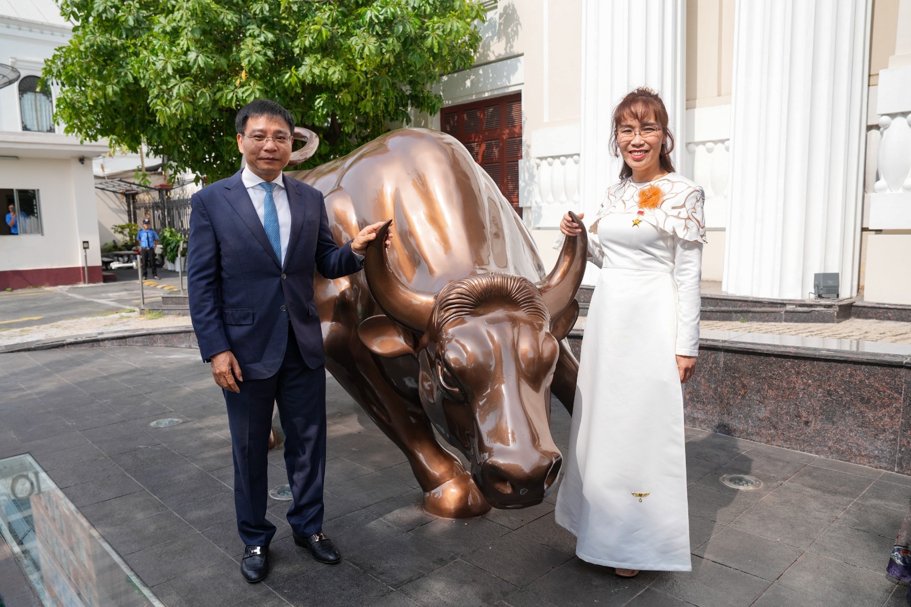 Bộ trưởng Bộ Pg88hi tỷ lệ thưởng hấp dẫn Nguyễn Văn Thắng và Tỷ phú Nguyễn Thị Phương Thảo cùng linh vật Bò tót mới của HoSE. Ảnh:&nbsp;Vietjet.