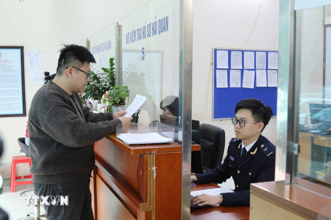Hải quan cửa khẩu Tân Thanh, Lạng Sơn xử lý thủ tục xuất nhập khẩu hàng hóa sau kỳ nghỉ Tết.&nbsp; Ảnh: TTXVN