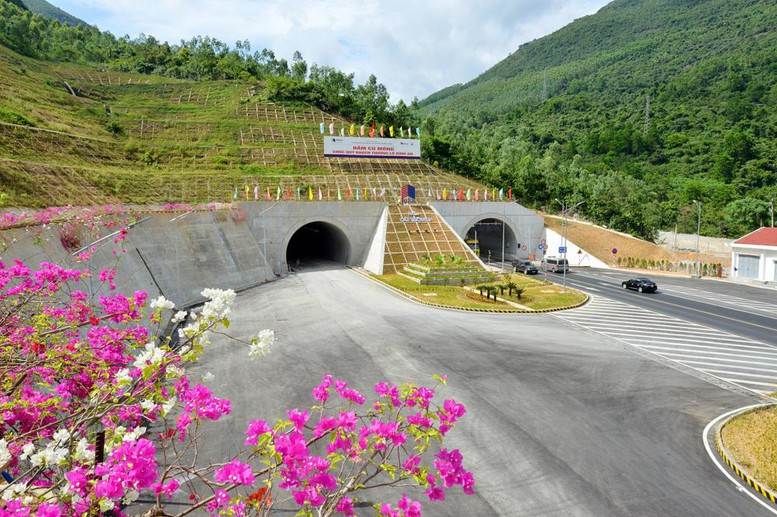 Theo dự kiến, hầm Cù Mông sẽ hoàn thiện việc mở rộng lên 4 làn xe trong năm 2026 và đưa vào khai thác vào năm 2027.
