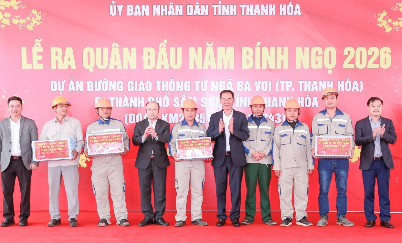 Lãnh đạo tỉnh Thanh Hoá trao quà động viên cán bộ, kỹ sư, công nhân trực tiếp thi công Pg88vn.top độc quyền mỗi ngày. Ảnh: Lê Hợi