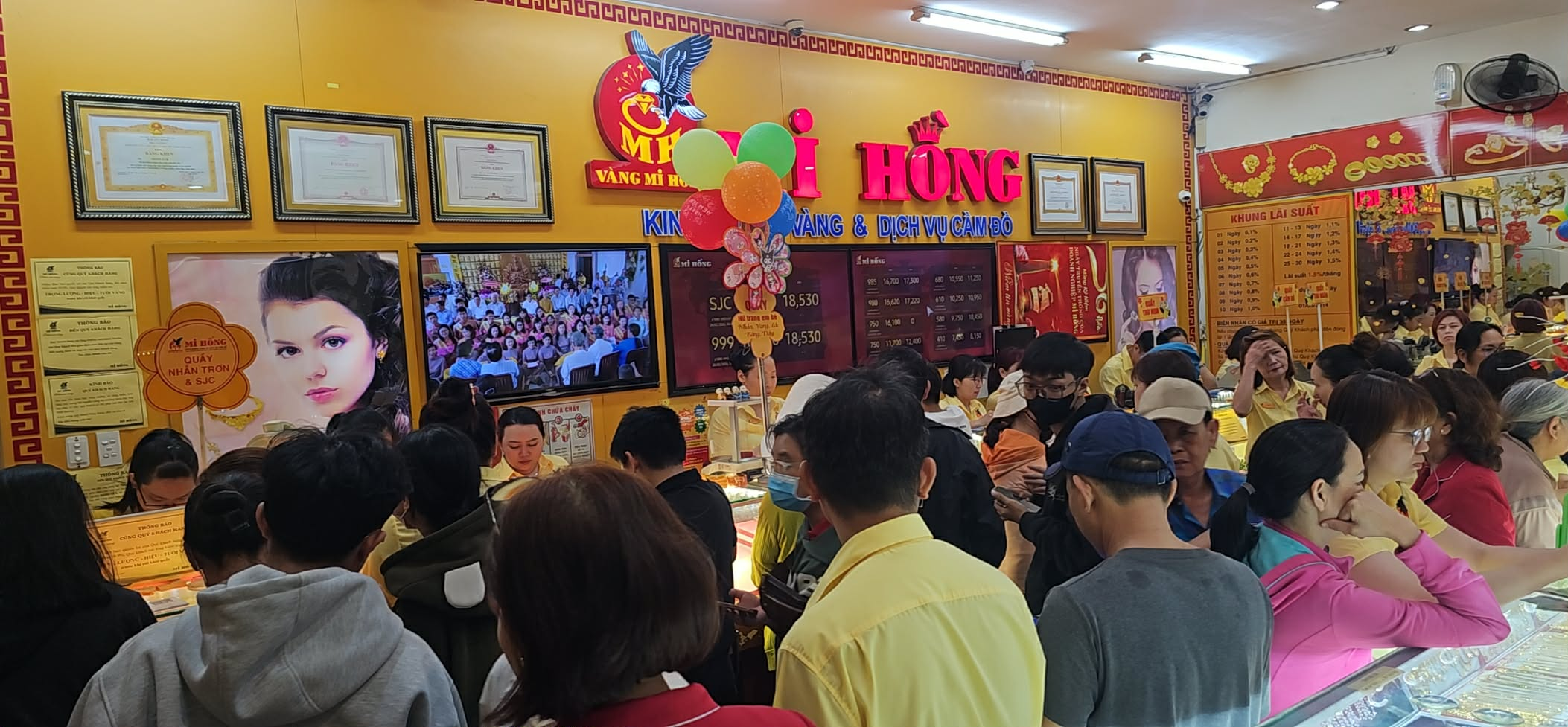 Giá vàng ngày vía Thần Tài bất ngờ giảm nhẹ