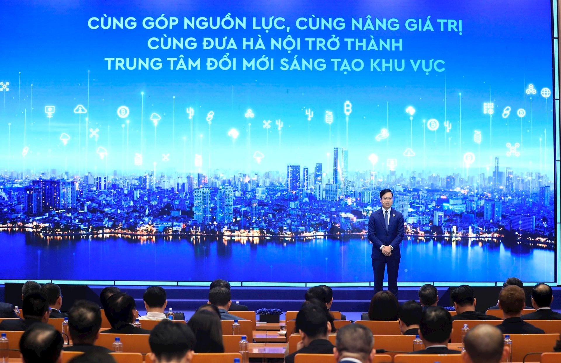&nbsp;Ông Trần Quang Hưng, Chủ tịch Hội đồng quản trị Công ty cổ phần Trung tâm đổi mới sáng tạo Hà Nội thông tin về mô hình hoạt động của trung tâm - Ảnh: Quang Thái&nbsp;