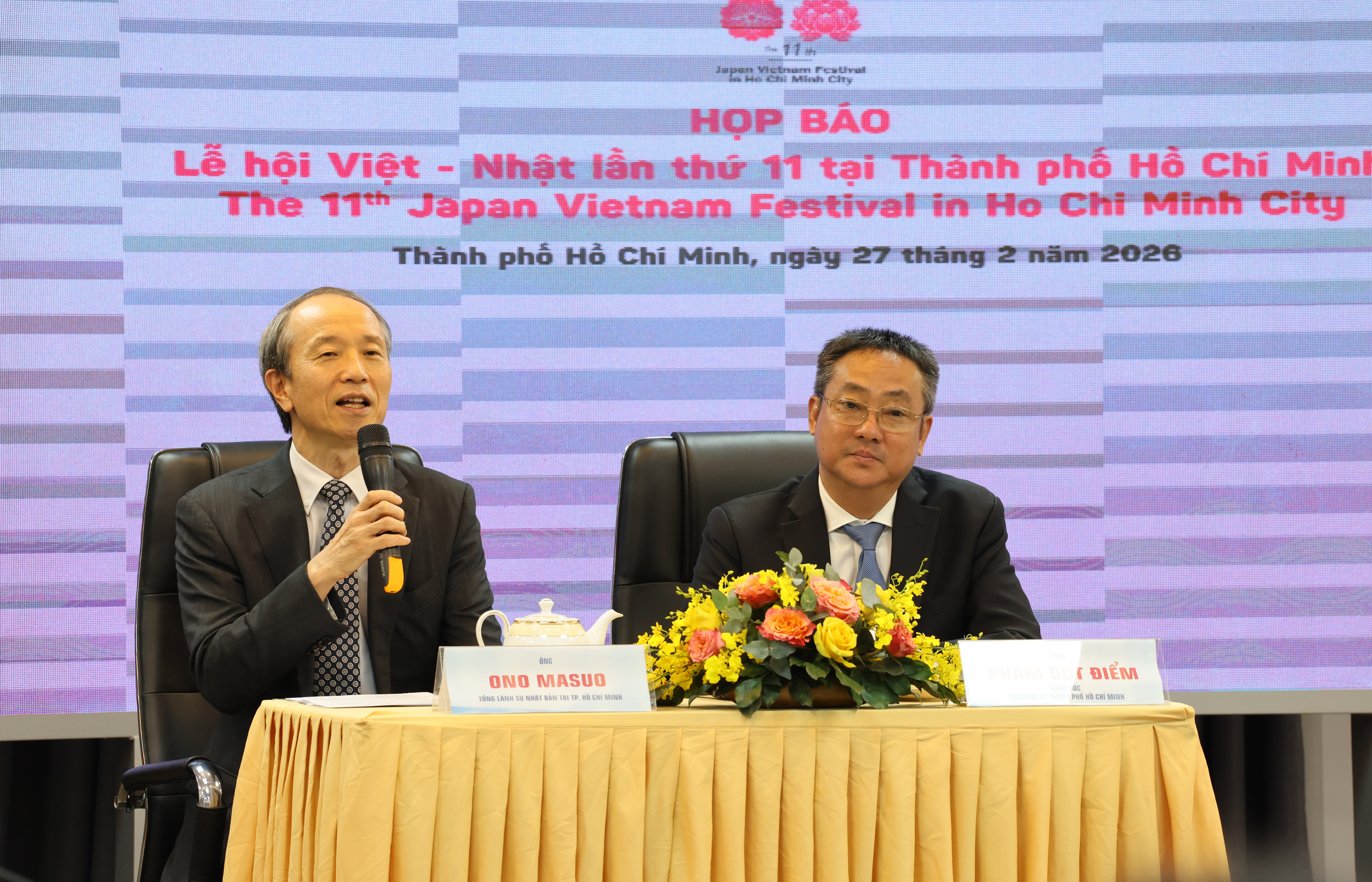 Ông Phạm Dứt Điểm, Giám đốc Sở Ngoại vụ TP. Hồ Chí Minh (bên phải) và ông Ono Masuo, Tổng Lãnh sự Nhật Bản tại TP. Hồ Chí Minh chủ trì buổi họp báo.