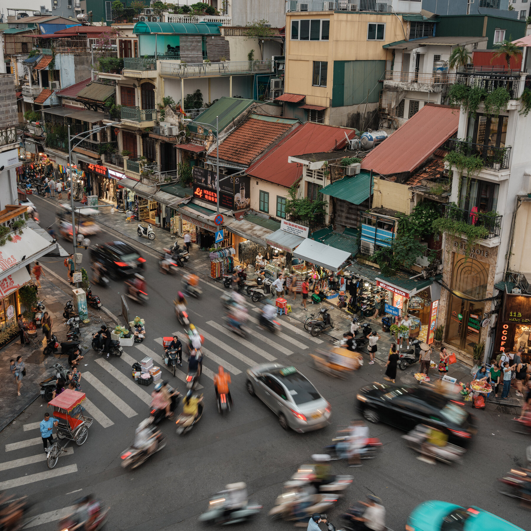 Hà Nội không phải kiểu thành phố “đập vào mắt” bằng những tòa tháp chọc trời hay đại lộ lấp lánh.&nbsp;