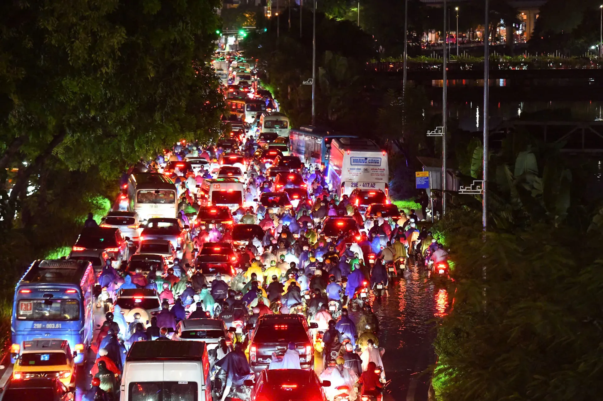 Năm 2030, Hà Nội chuyển đổi toàn bộ taxi chạy xăng, dầu sang xe điện