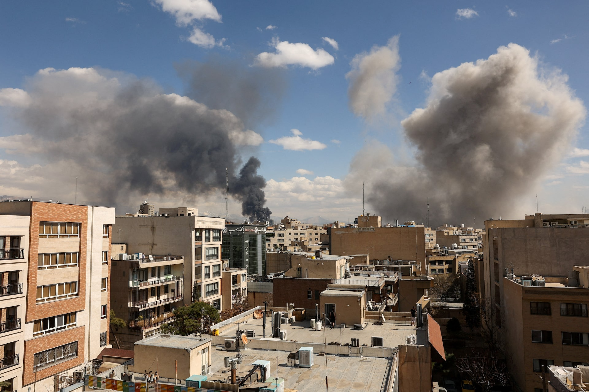 Khói bốc lên sau một vụ nổ tại Tehran, Iran ngày 1/3/2026, sau khi Israel và Mỹ mở các cuộc tấn công nhằm vào nước này - Ảnh: Reuters.