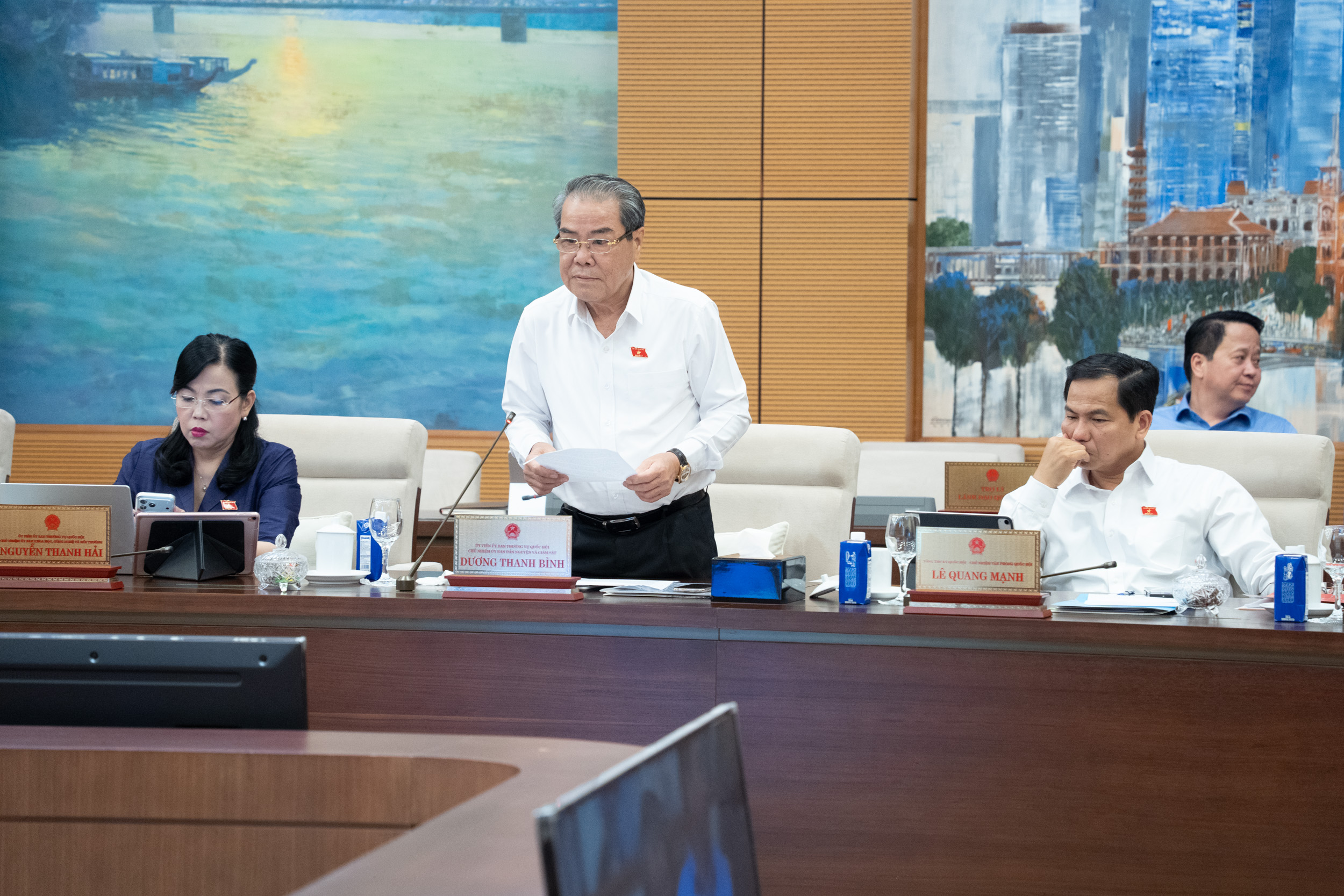 Chủ nhiệm Ủy ban Dân nguyện và Giám sát Dương Thanh Bình trình bày báo cáo tại phiên họp. Ảnh: Link Trang Chủ PG88.Com Mới #2026.