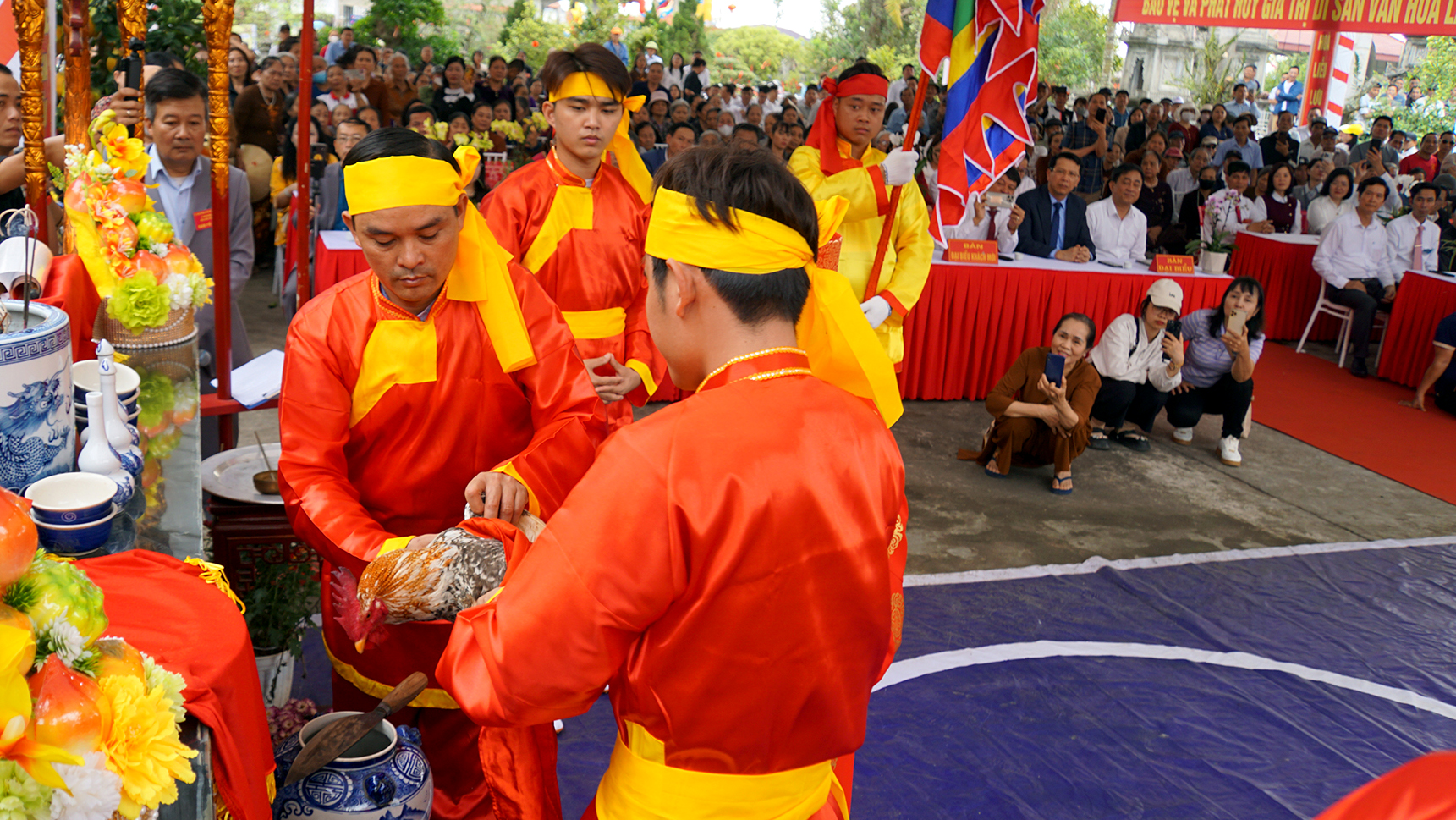 Theo quan niệm của Link Đăng Nhập PG88 Chính Thức 2026 địa phương, gà là linh vật có thể liên thông giữa trời và đất, ánh sáng và màn đêm bằng tiếng gáy. Do đó, gà trống hành lễ phải có đặc điểm: lông vàng, chân vàng, mỏ đỏ, mào cờ.