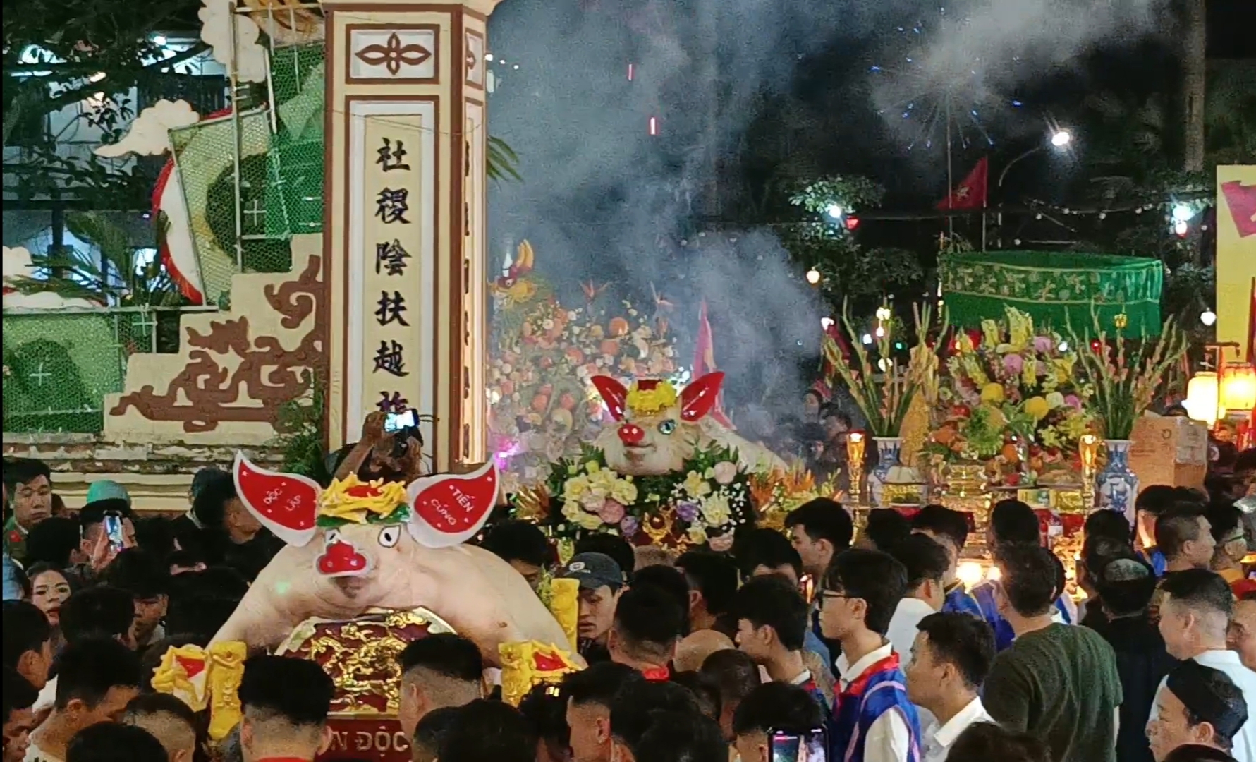 Tưng bừng náo nhiệt Lễ hội rước lợn La Phù Xuân Bính Ngọ. Ảnh: Chu Khôi.