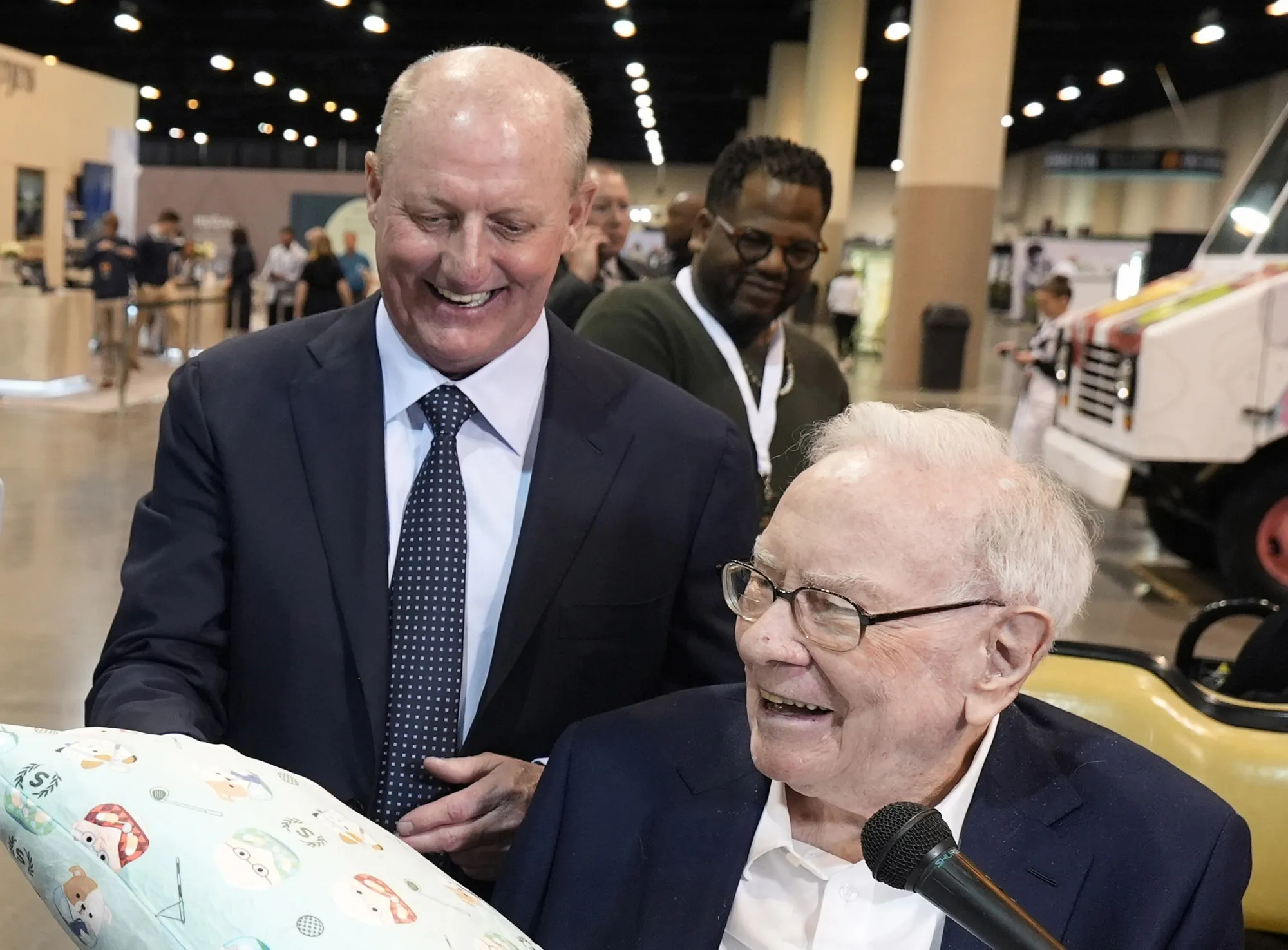 Ông Warren Buffett (trái), Chủ tịch Berkshire Hathaway, và ông Greg Abel (phải), CEO mới của tập đoàn - Ảnh: Bloomberg.