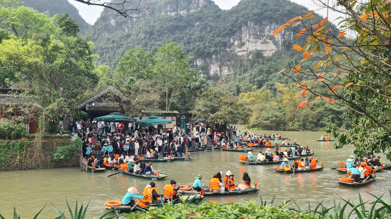 Khu du lịch sinh thái Tràng An đón du khách du xuân.