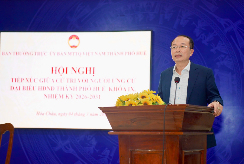 Phó Chủ tịch UBND thành phố Huế Phan Quý Phương phát biểu tại buổi tiếp xúc cử tri