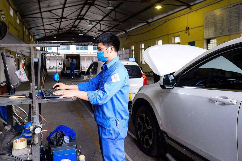 Siết kiểm tra khí thải: Đạp hết ga vài giây, có đáng lo?