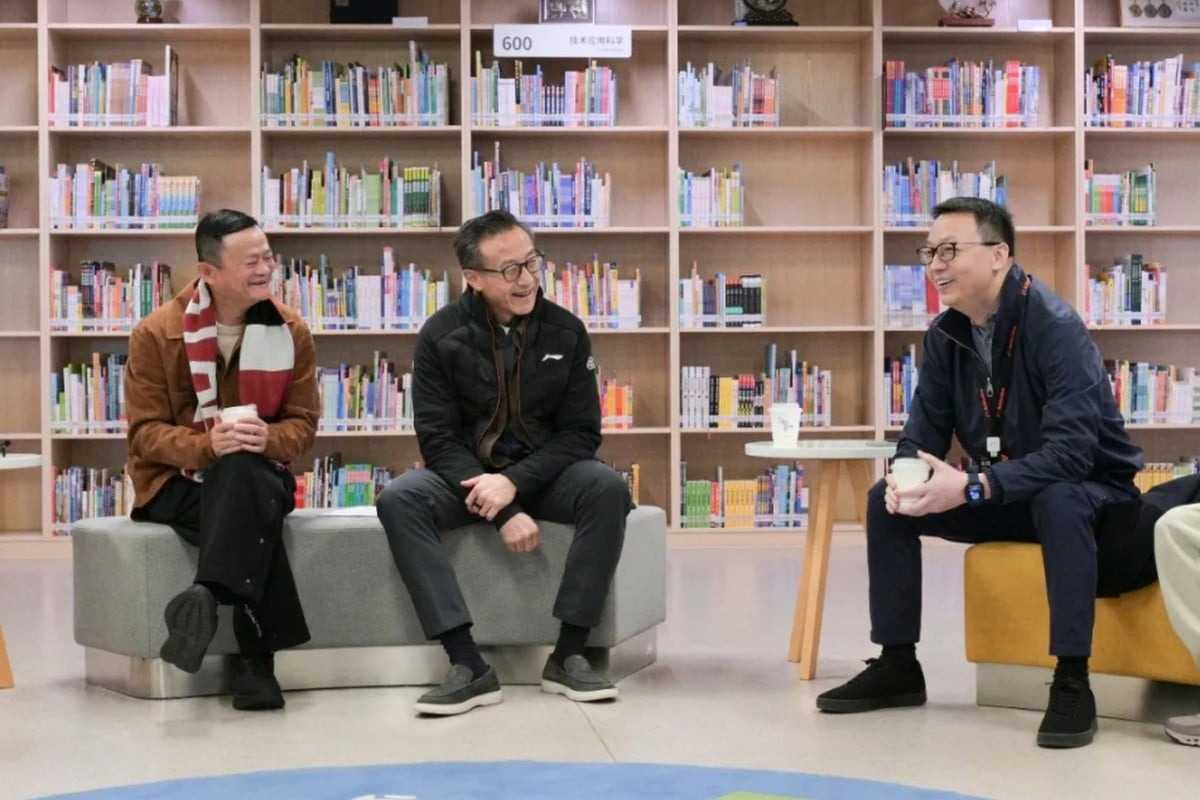 &nbsp;Jack Ma và ban lãnh đạo chủ chốt của Alibaba đã thảo luận về những thách thức và cơ hội do trí tuệ nhân tạo mang lại với các giáo viên.