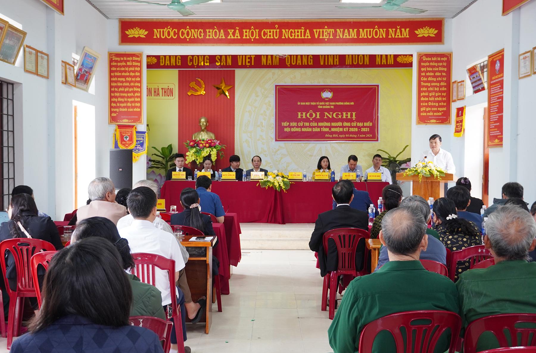 Toàn cảnh hội trường Nhà văn hóa tổ dân phố Hà Thôn trong buổi tiếp xúc cử tri